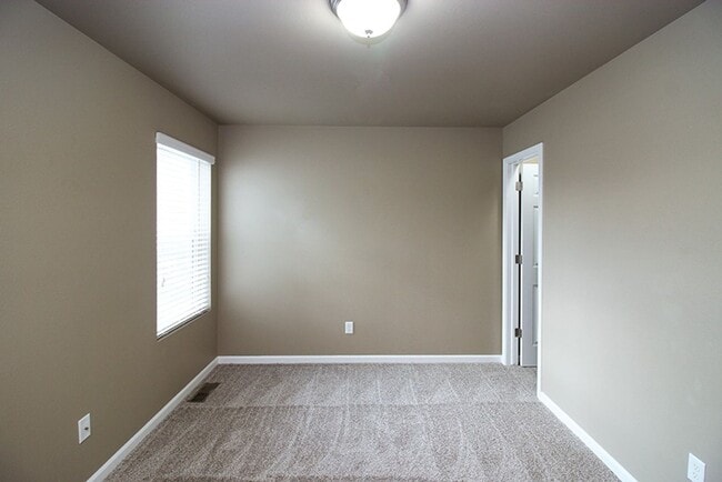 Building Photo - Reserve this Twin Home in a COZY Neighborhood Available Now!