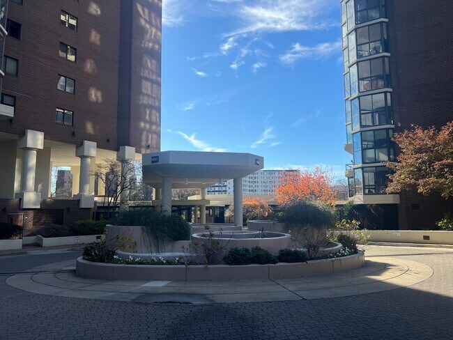 Building Photo - 1600 N Oak St