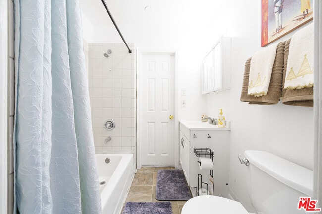 Building Photo - 640 W 81st St