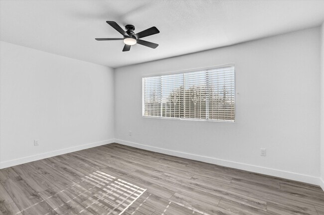 Building Photo - 2040 E 5th St