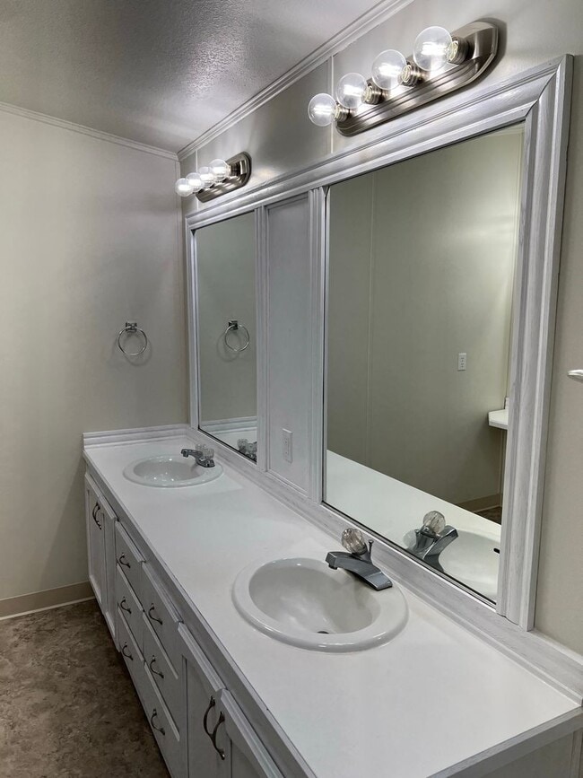 Building Photo - Lovely 3 bedroom home on property