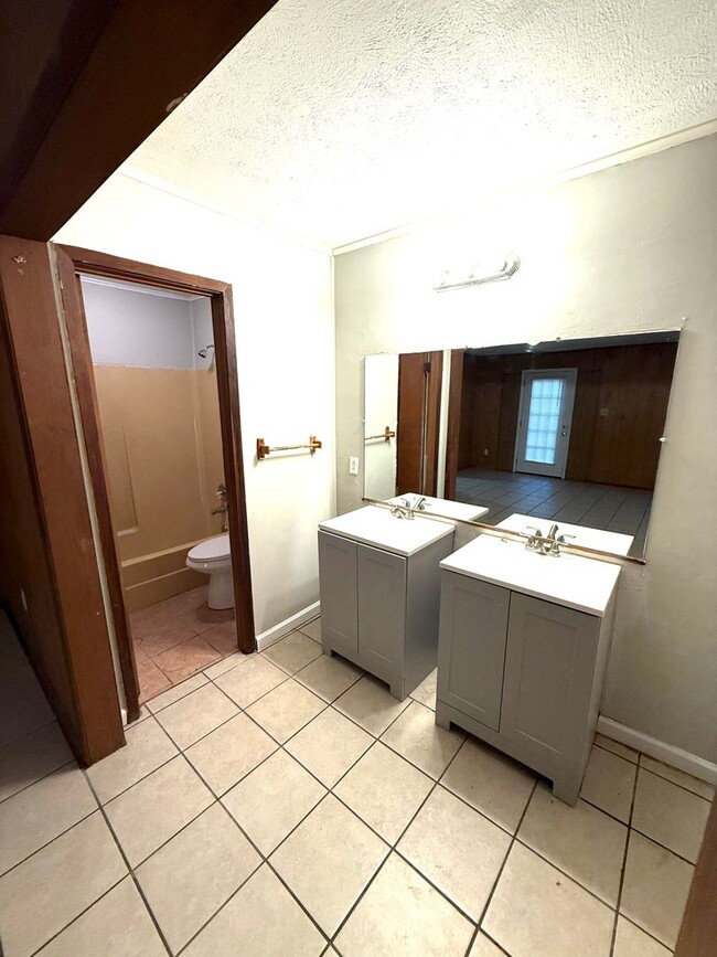 Building Photo - ** 3 Bedroom 2 Bath located in Highland Gardens ** Call 334-366-9198 to schedule a self tour