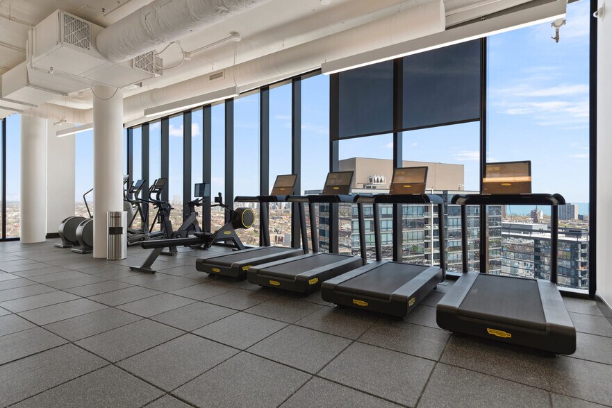 Building Photo - 901 W Blackhawk St