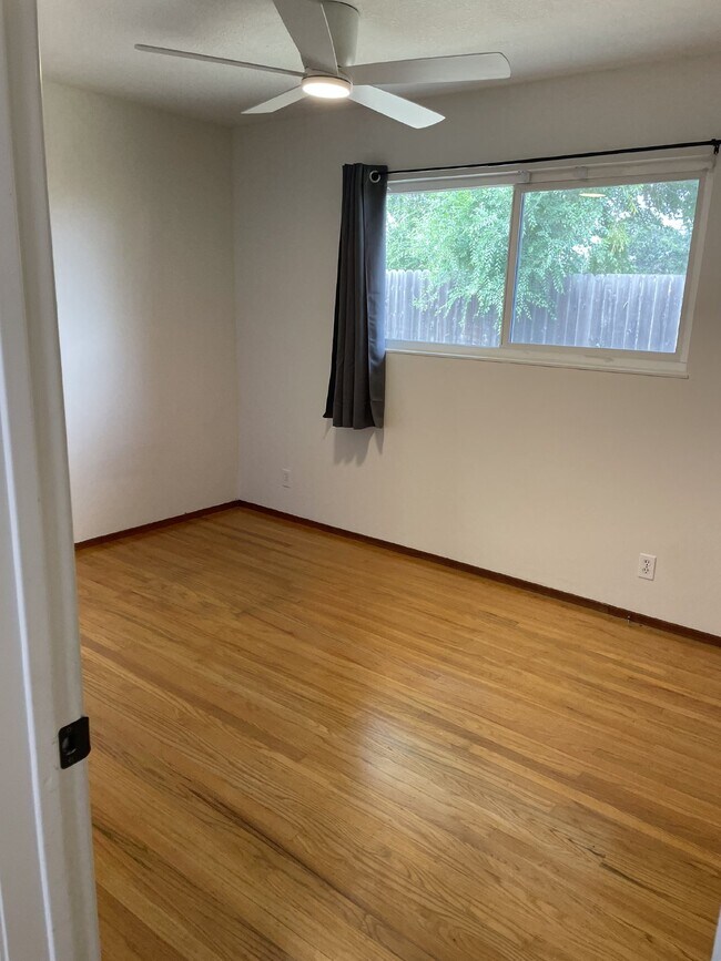Building Photo - 1301 Brookview Dr