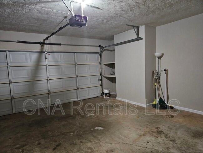 Building Photo - 4635 Hampton Square Dr