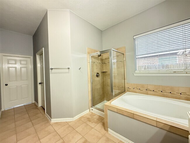 Building Photo - 26823 Lakeridge Park Ln