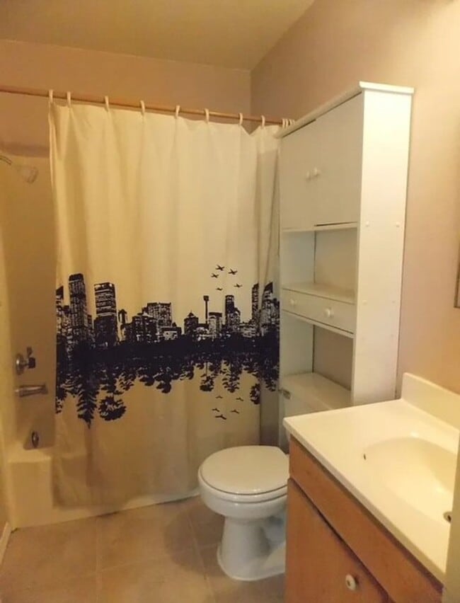 Building Photo - Charming 2 Bedroom Single Level Condo