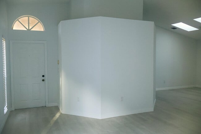 Building Photo - 14750 SW 156th Ave