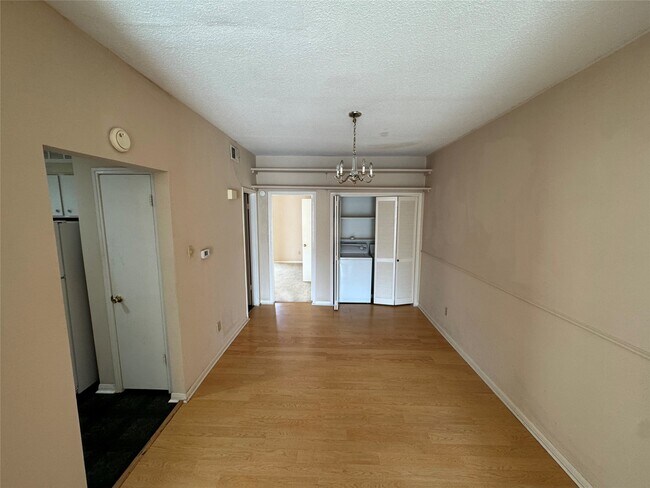 Building Photo - 2100 Tanglewilde St