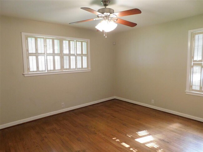 Building Photo - 9710 Pine Lake Dr