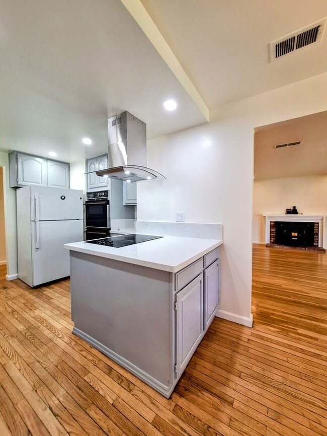 Building Photo - Beautifully Remodeled 3bd Single Story House With Bonus Room & Storage Space!