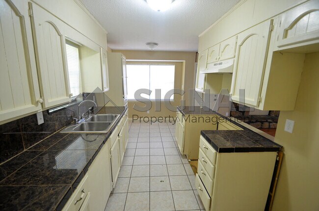 Building Photo - 4001 6th Ave