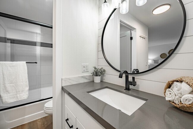 Building Photo - 2Bd/2Ba Bellevue Condo