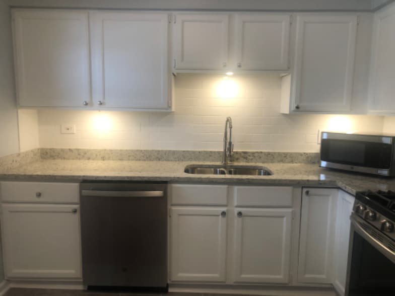 Building Photo - 6044 N Melvina Ave