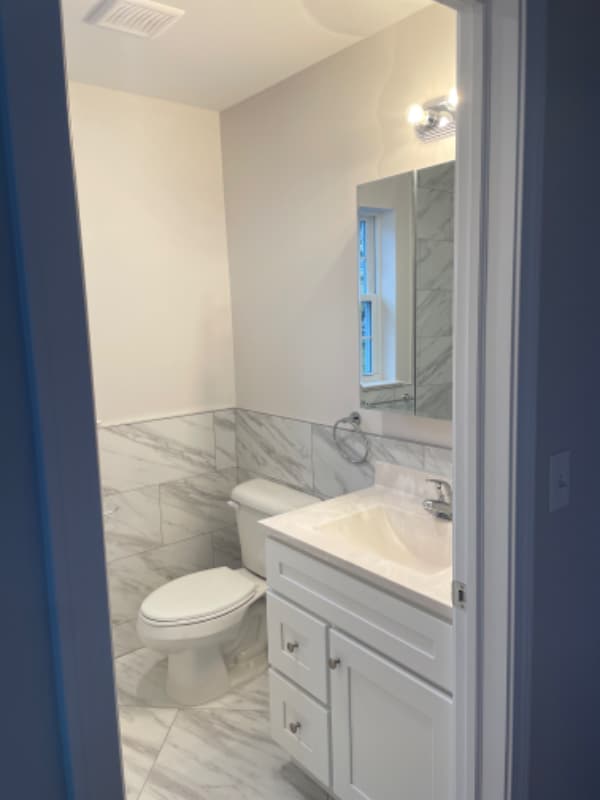 Building Photo - 10-12 Abbotsford Ave