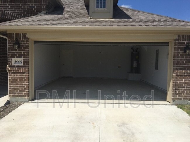 Building Photo - 3005 Cliffview Dr