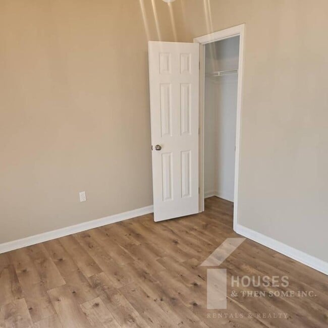 Building Photo - 403 Fairdale Dr