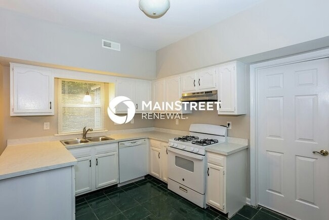 Building Photo - 4 Bedroom Pet-Friendly Home in Charlotte, NC with Main Street Renewal