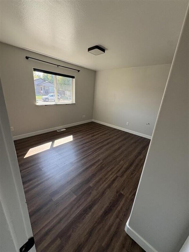 Building Photo - Beautiful 5 bedroom home