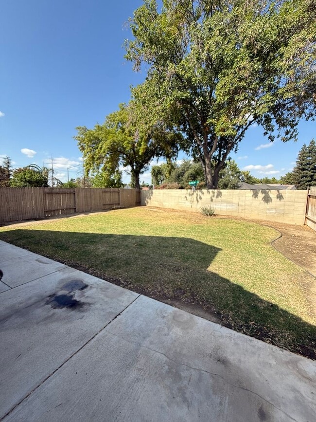 Building Photo - Single-Story 3 Bed, 2 Bath Home with Firep...