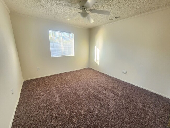 Building Photo - Spacious 3 Bedroom 2 Bathroom available now!