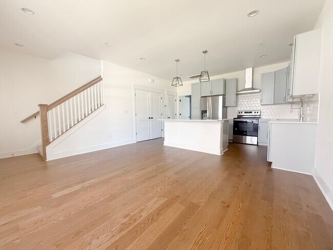 Building Photo - 3-Bedroom Townhome with Pool Access Near Downtown Cookeville