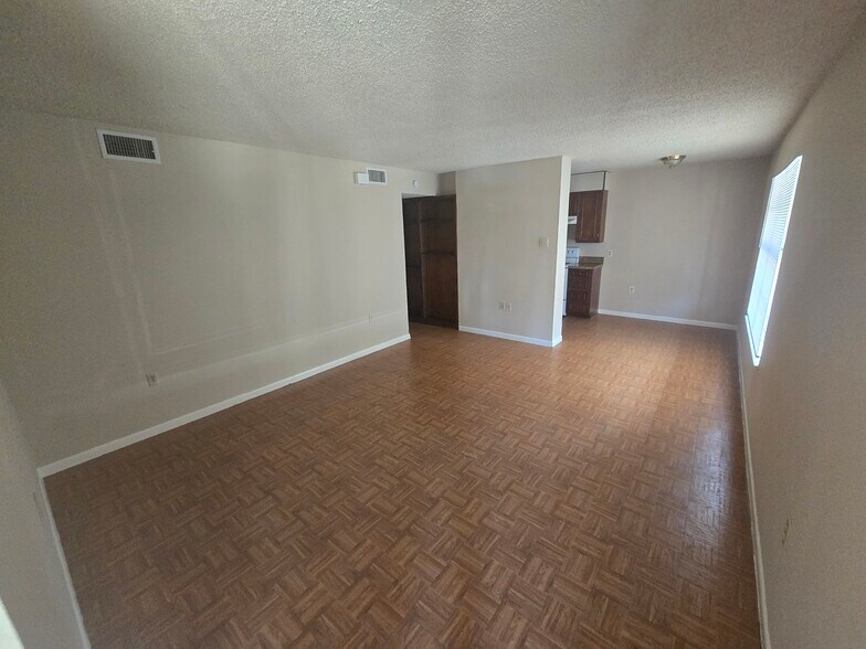 Building Photo - 2425 Parrott Ave