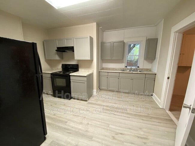 Building Photo - 1224 E Central St