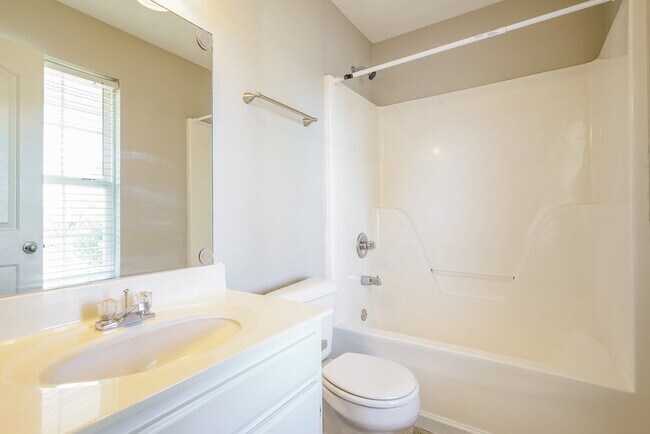 Building Photo - 2927 Islington Dr