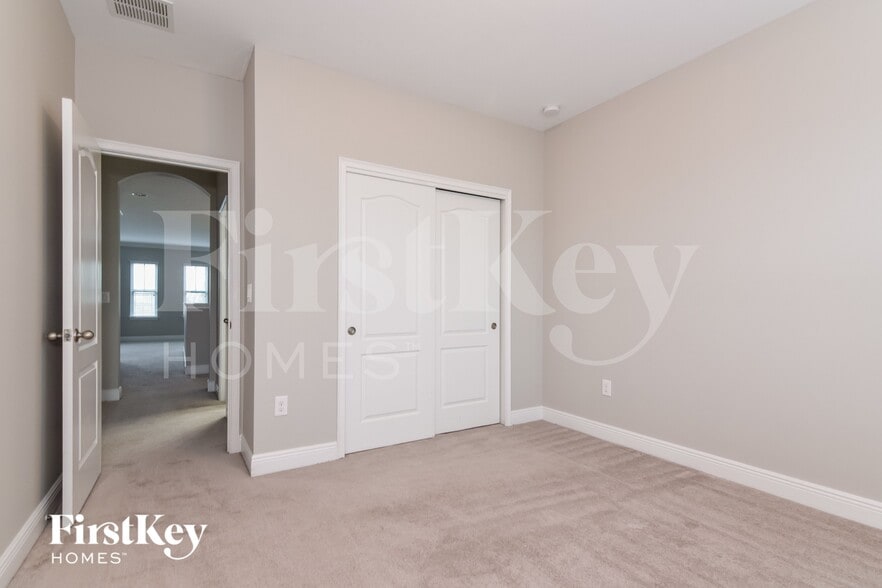 Building Photo - 5948 Village Center Dr