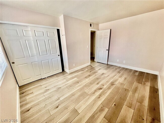 Building Photo - 5295 Indian River Dr