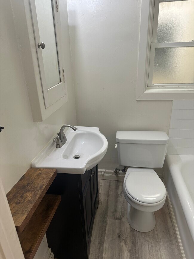 Building Photo - 5740 Franklin Ave