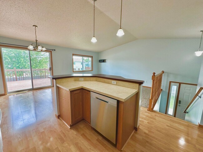 Building Photo - 3 Bed, 2 Bath Twinhome!