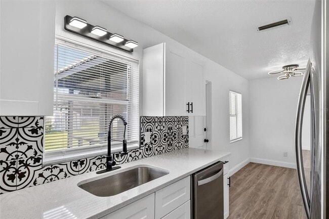 Building Photo - 3034 Touraine Ave