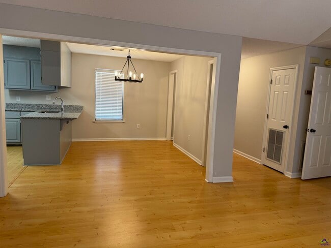 Building Photo - 408 Sunshine Way