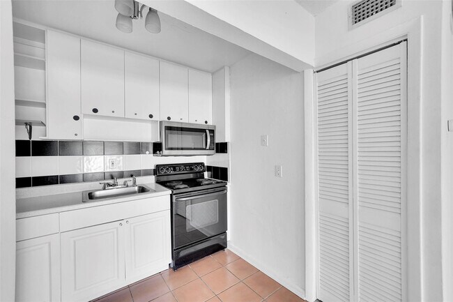 Building Photo - 1005 SW 15th Ave