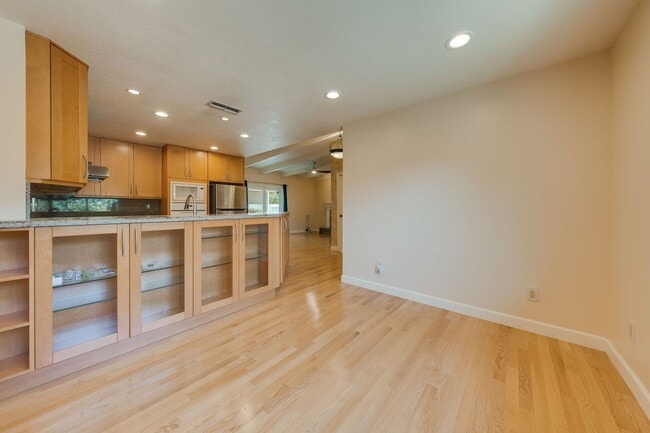 Building Photo - Charming 3 Bedroom Single-Story with Firep...