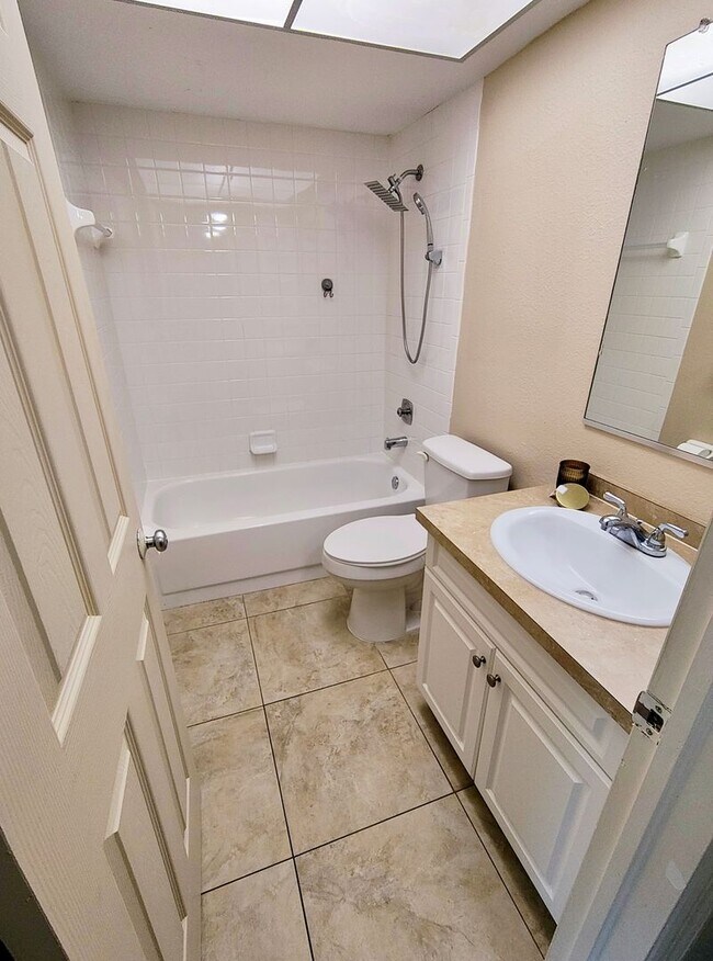 Building Photo - Charming Residence in a Prime Fort Myers Location