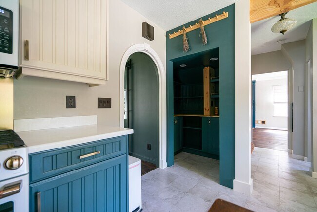 Building Photo - $500 OFF Deposit - Charming 4 Bed, 2/5 Bat...