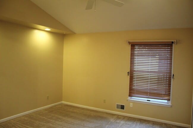 Building Photo - Available Now!- 2 Bedroom Condo In Davison
