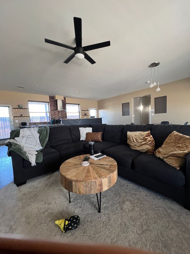 Building Photo - Charming , Single story 3 Bedroom , 2 Bath Home!