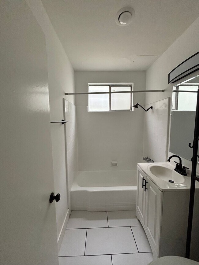 Building Photo - Upgraded 1 Bedroom In Torrance with Parkin...