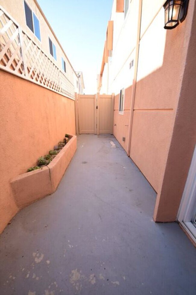 Building Photo - Call to Schedule Your Tour Today!!
