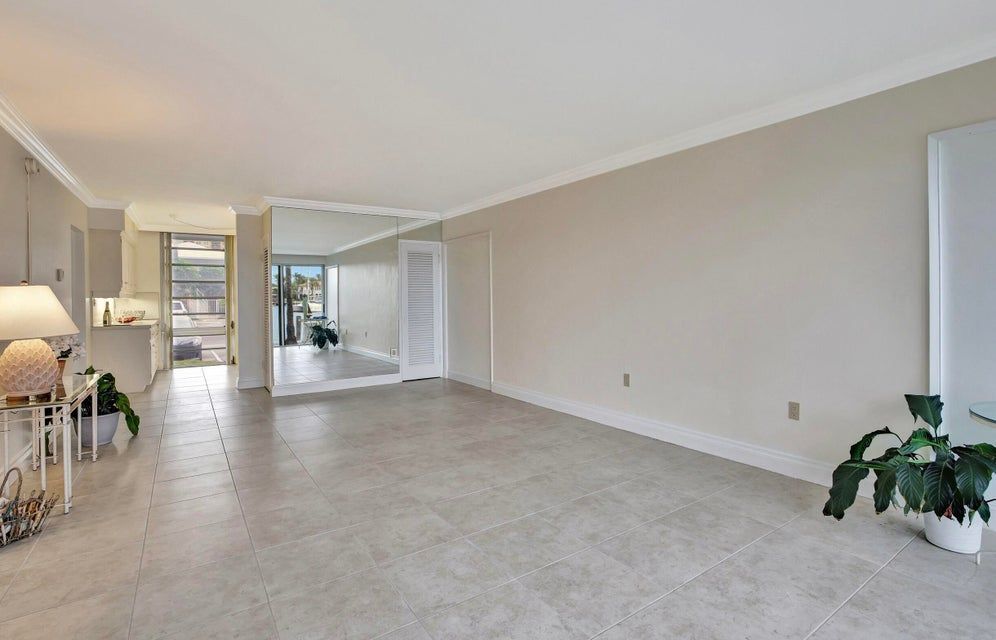 Building Photo - 2727 Yacht Club Blvd