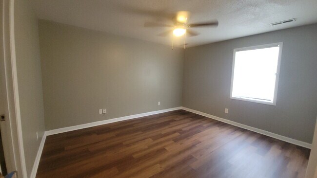 Building Photo - "1 month free.  Section 8 accepted. 1-Bedroom Retreat with Full Bath in Huntsville's Heart!"