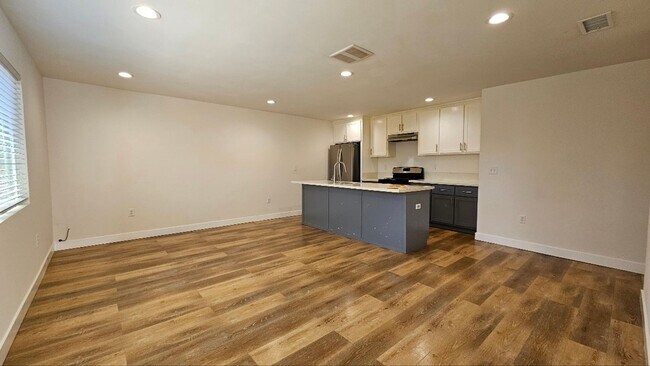 Building Photo - 326 E 73rd St