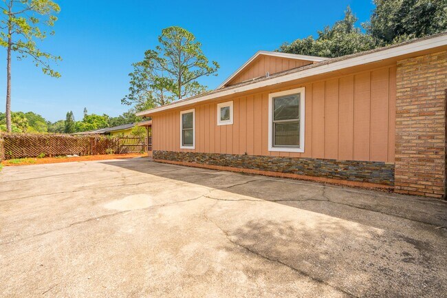 Building Photo - Convenient, Updated, and Plenty of Room fo...
