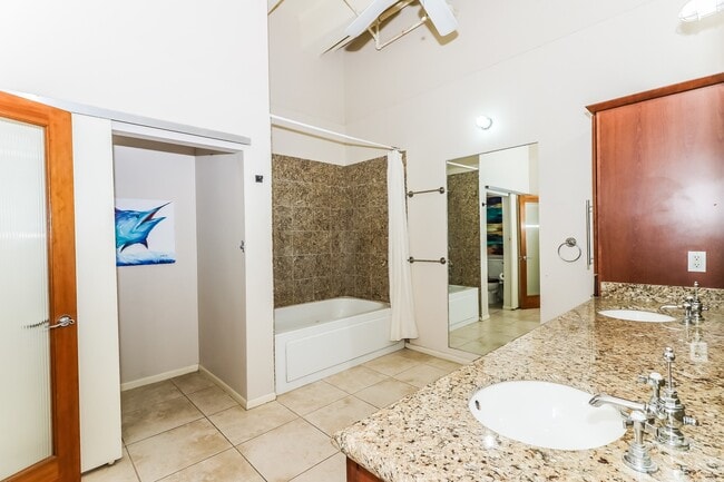 Building Photo - 705 Main St