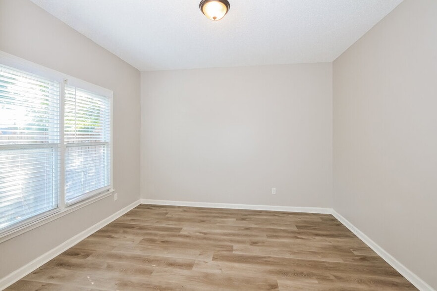 Building Photo - 2033 Oak Springs Dr