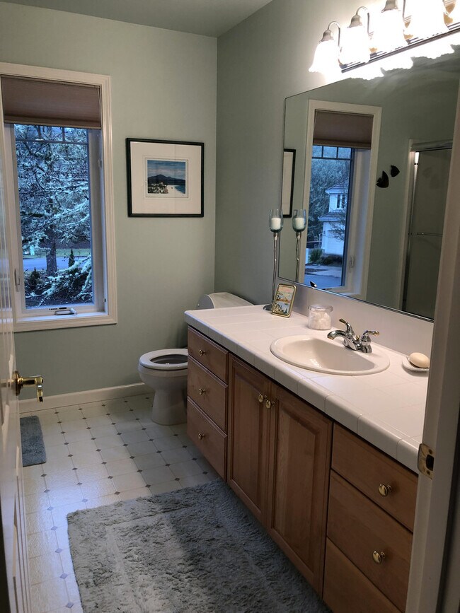 Building Photo - Beautiful 3 bedroom 2.5 Bath in North Corv...